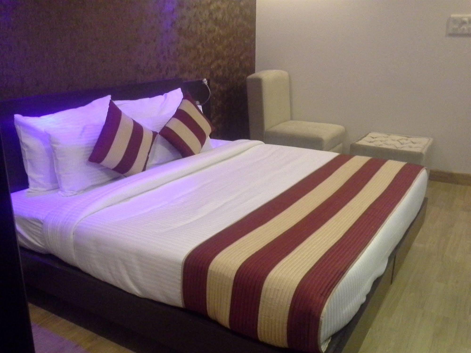 Surya International Hotel Delhi  Exterior photo